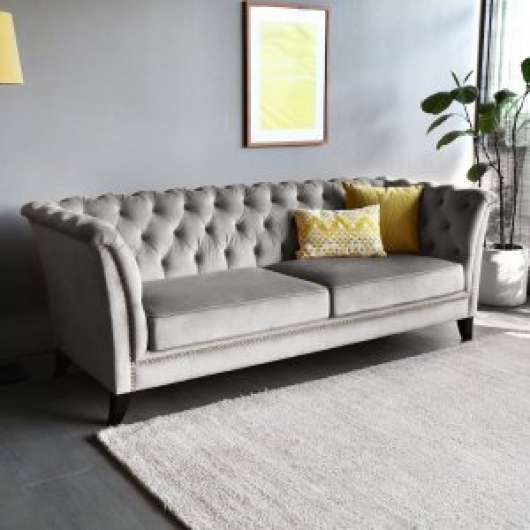 Henry 3-sits soffa Chesterfield i grå sammet + Möbelvårdskit för textilier - 3-sits soffor