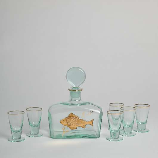 Vintage - Glaskaraff med Dekor av Guldfisk och 6 st Nubbeglas